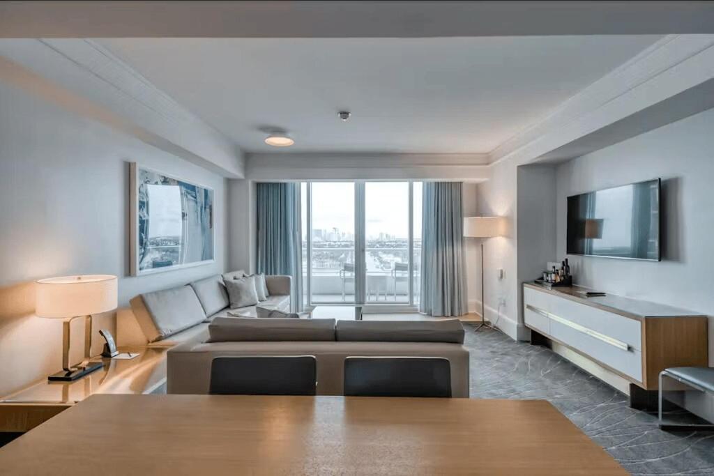 Beachfront Ritz-carlton Luxury 1br